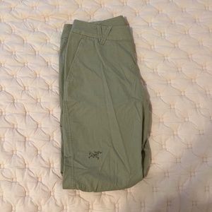 Women’s Arcteryx tan colored khaki pant